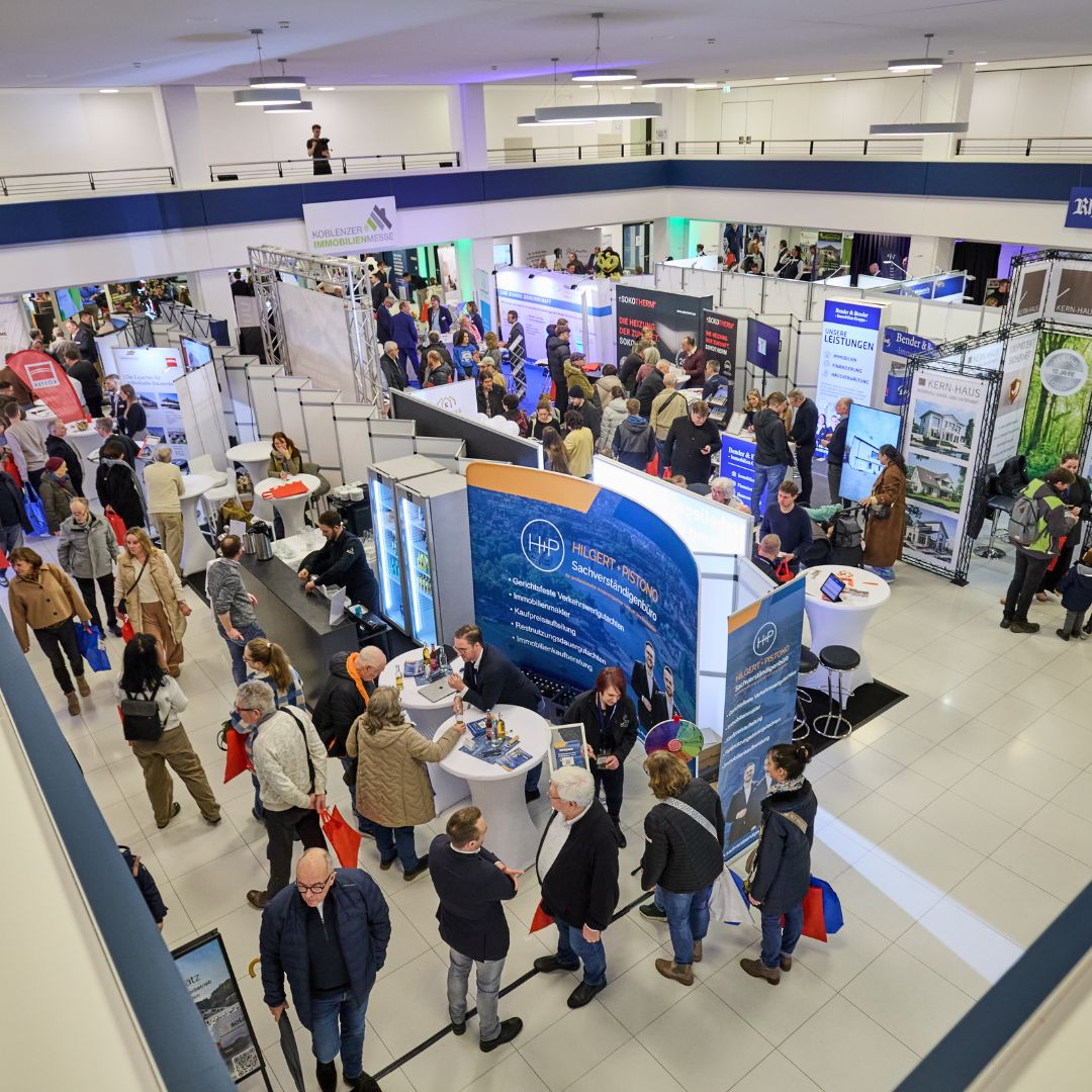 Ein Bild von oben von der Immobilienmesse in Koblenz in der gut gefüllten Rhein‑Mosel‑Halle
