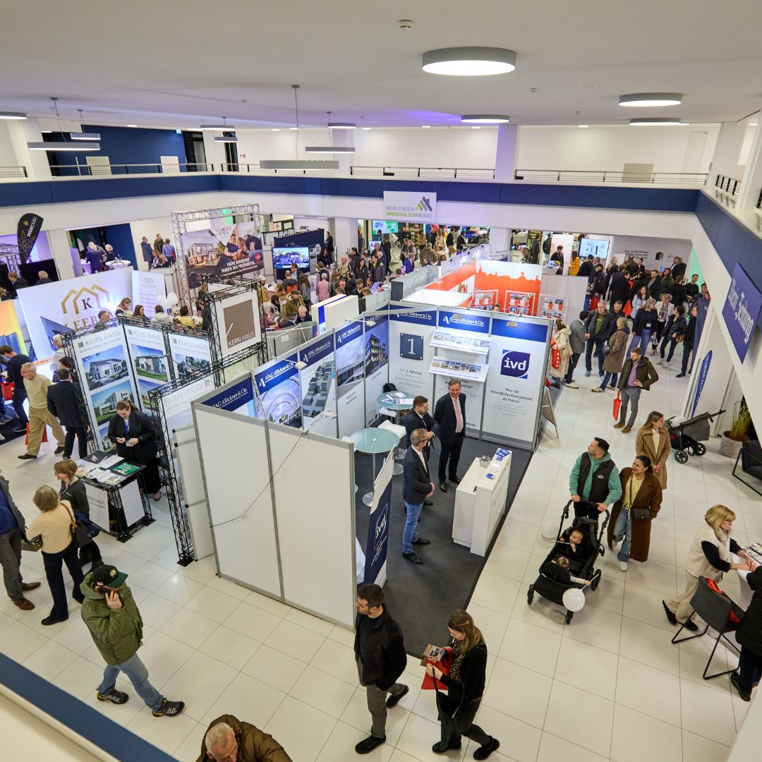 Ein Bild von oben von der Immobilienmesse in Koblenz in der gut gefüllten Rhein‑Mosel‑Halle