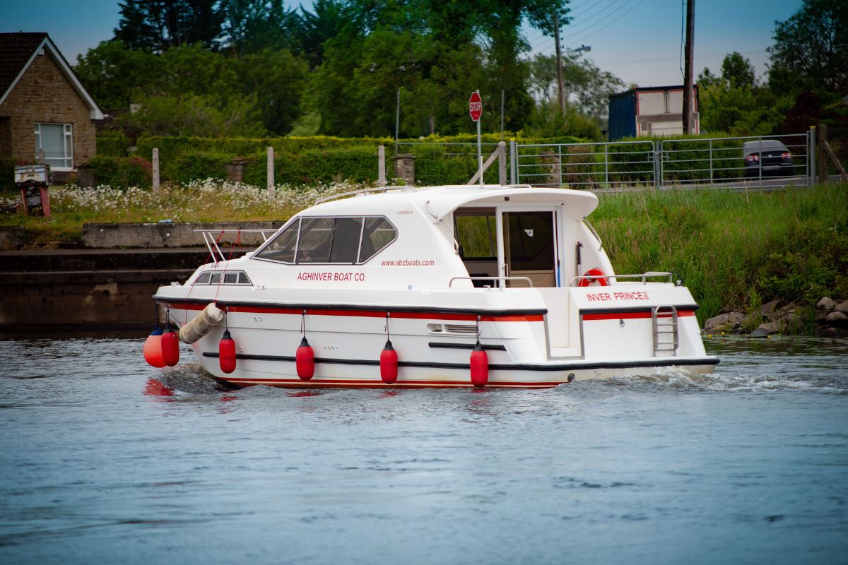 Weißes Hausboot 