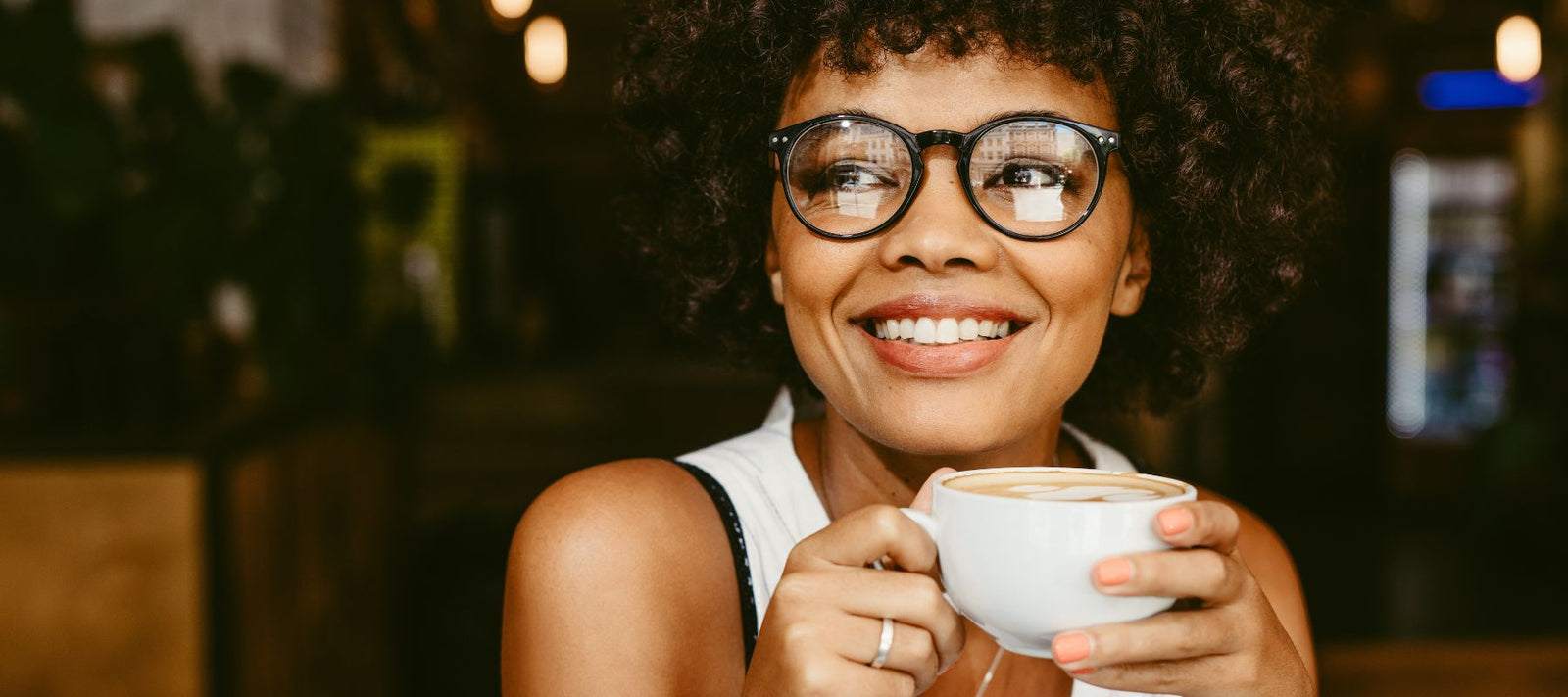 Eine junge Frau genießt ihren leckeren Kaffee