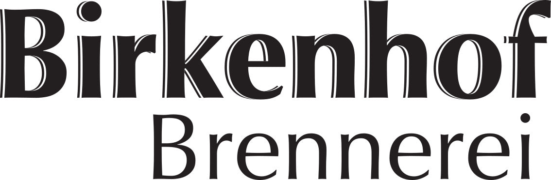 Das Logo der Birkenhof-Brennerei auf einem weißen Hintergrund und in dunkelgrauer Schrift