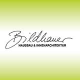 Logo von Bildhauer Hausbau & Innenarchitektur auf grünem Hintergrund.