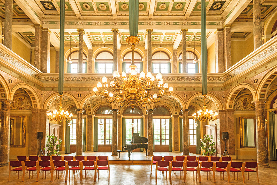 Ein Bild von einem wunderschönen und goldenem Marmorsaal.