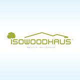 Logo von Isowoodhaus auf hellblauem Hintergrund.