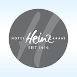 Logo von Hotel Heinz auf blauem Hintergrund.