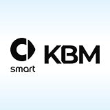 Logo von KBM auf hellblauem Hintergrund