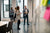 Teilnehmende eines Workshops beim der Ausarbeitung mit Post-Its an der Wand.