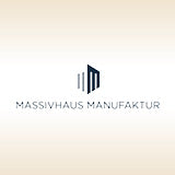 Das Logo von der Massivhaus Manufaktur mit goldenem Hintergrund