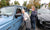 Besucher der Autoausstellung Neuwied unterhalten sich in einer kleinen Gruppe neben den ausgestellten Autos.