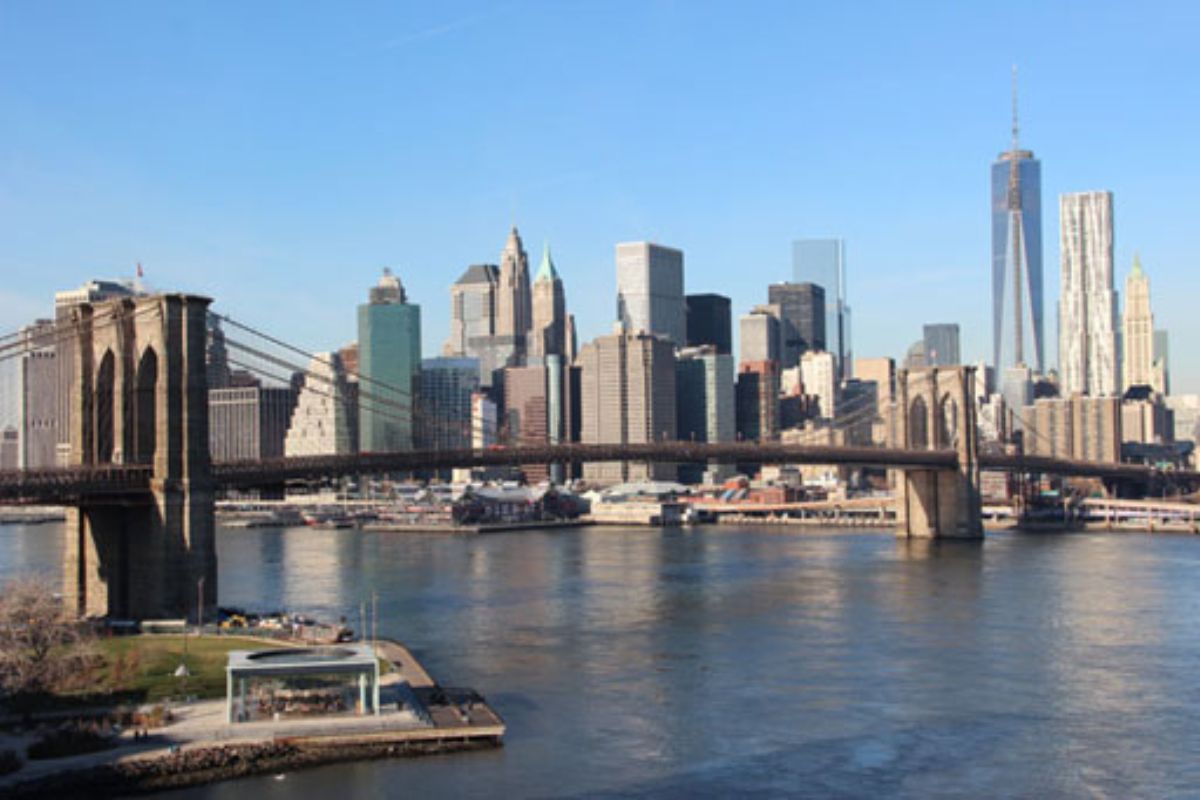 Die beeindruckende Manhattan Bridge erstreckt sich über den East River, mit der Skyline von Manhattan im Hintergrund, während die Brücke den Fluss überspannt.