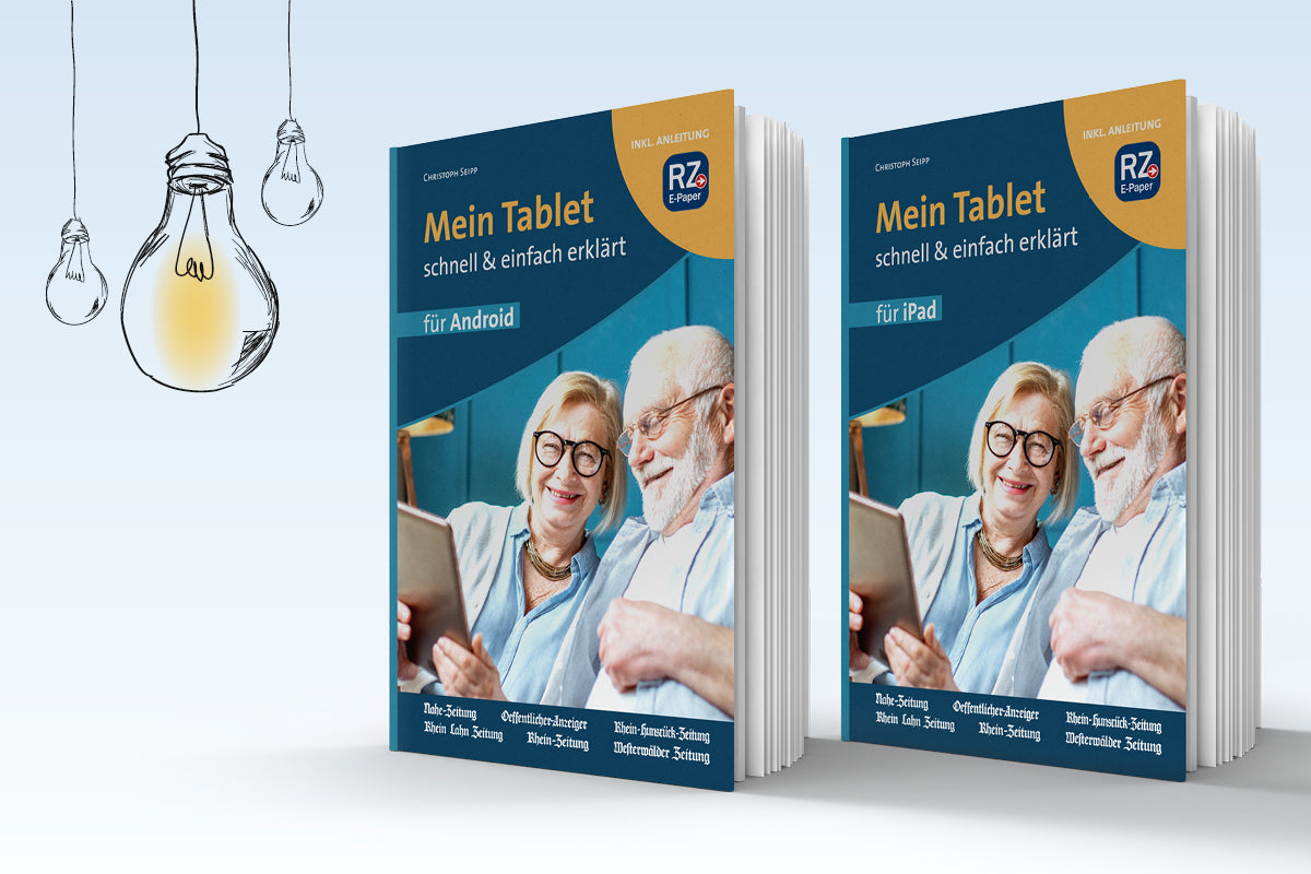 Buchcover des Buchs &quot;Mein Tablet schnell und einfach erklärt mit einem Seniorenpärchen welches ein Taböet in der Hand hält vor einem hellblauen Hintergrund mit drei hängenden Glühbirnen