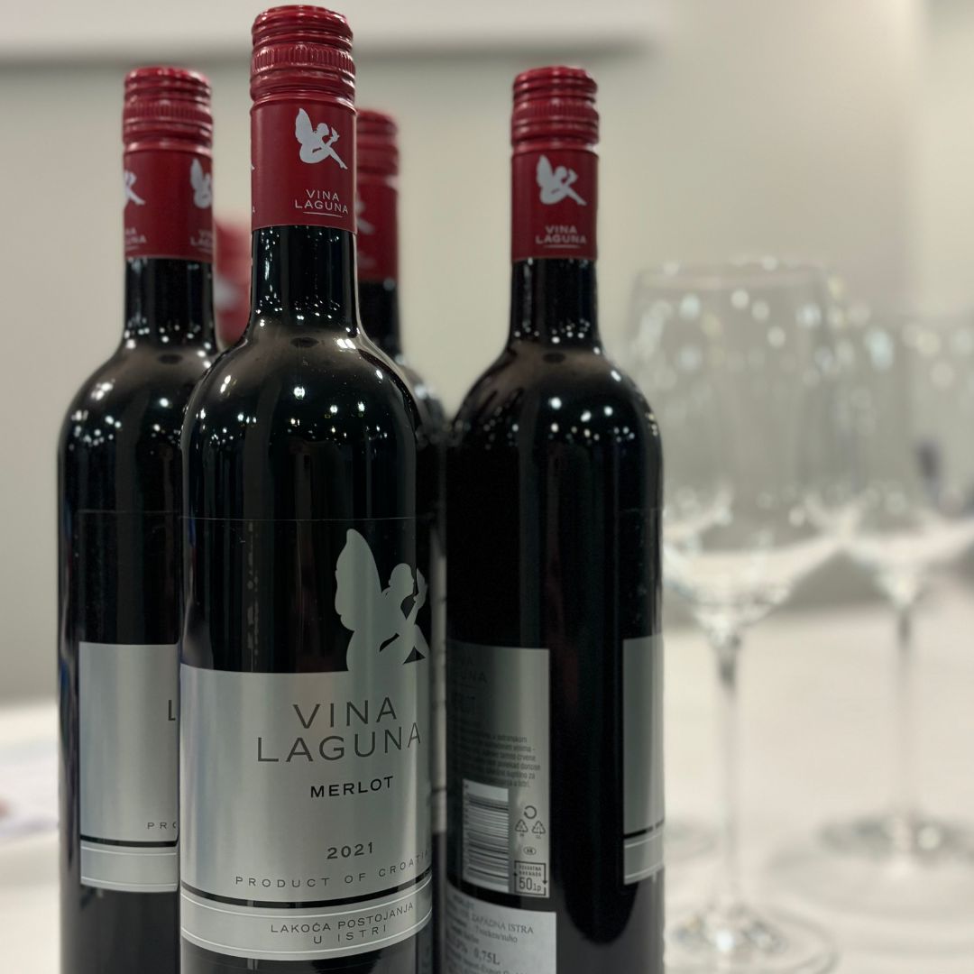 Flaschen kroatischen Rotweins stehen hübsch angerichtet auf einem Tisch.