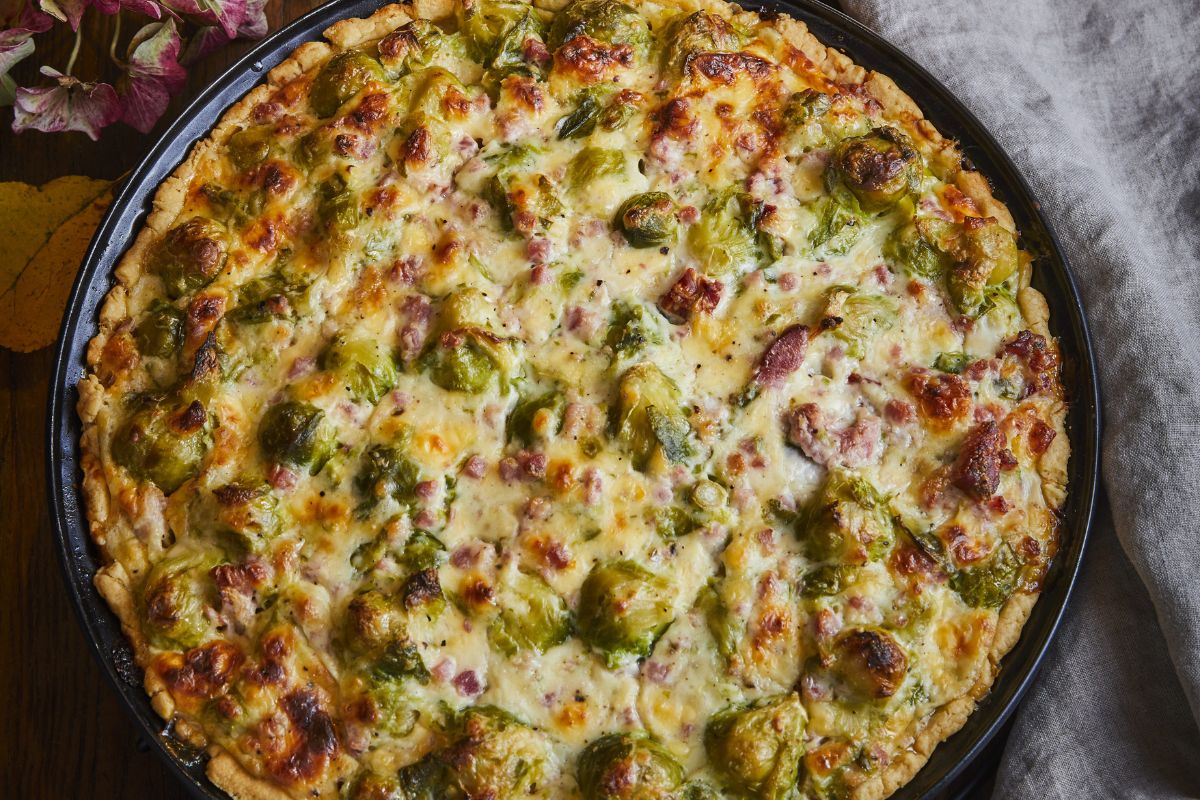 Ein Essensgericht überbacken mit Käse