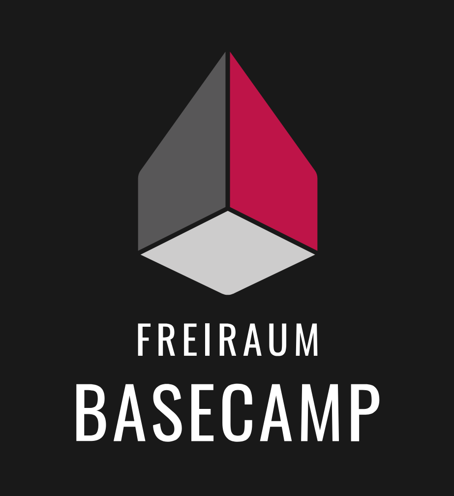 Das Logo des Freiraum Basecamp auf schwarzem Hintergrund. Die Schrift ist weiß, und das Logo ist in einem roten, grauen und weißen Design gestaltet