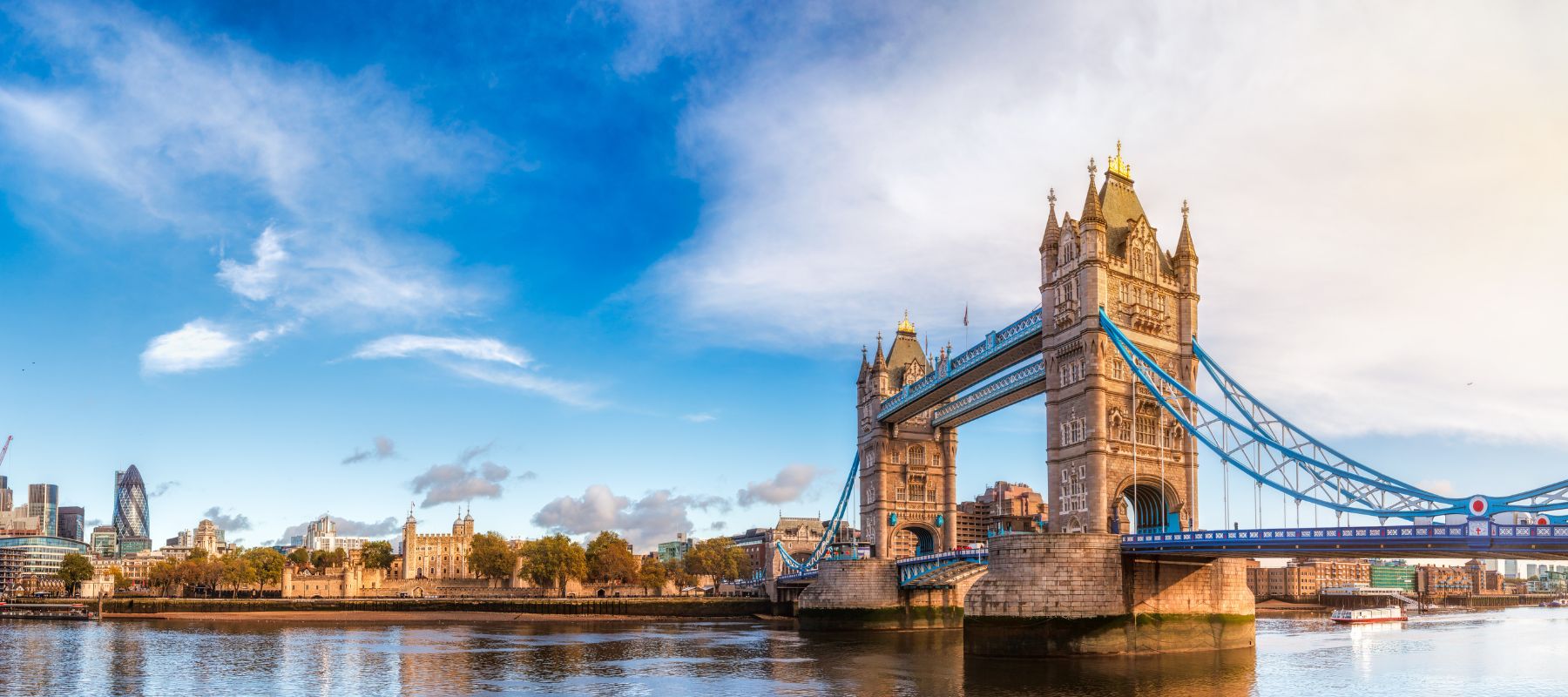 Die Tower Bridge, umgeben von klaren, blauen Himmel, mit einem malerischen Blick auf den Fluss.