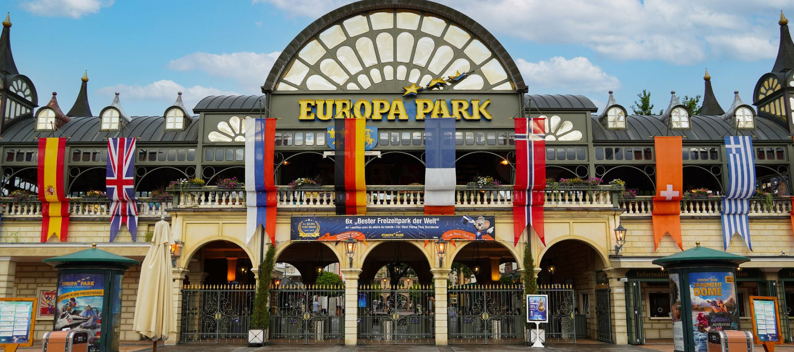 Blick auf den Eingangsbereich des Europa-Parks in Rust