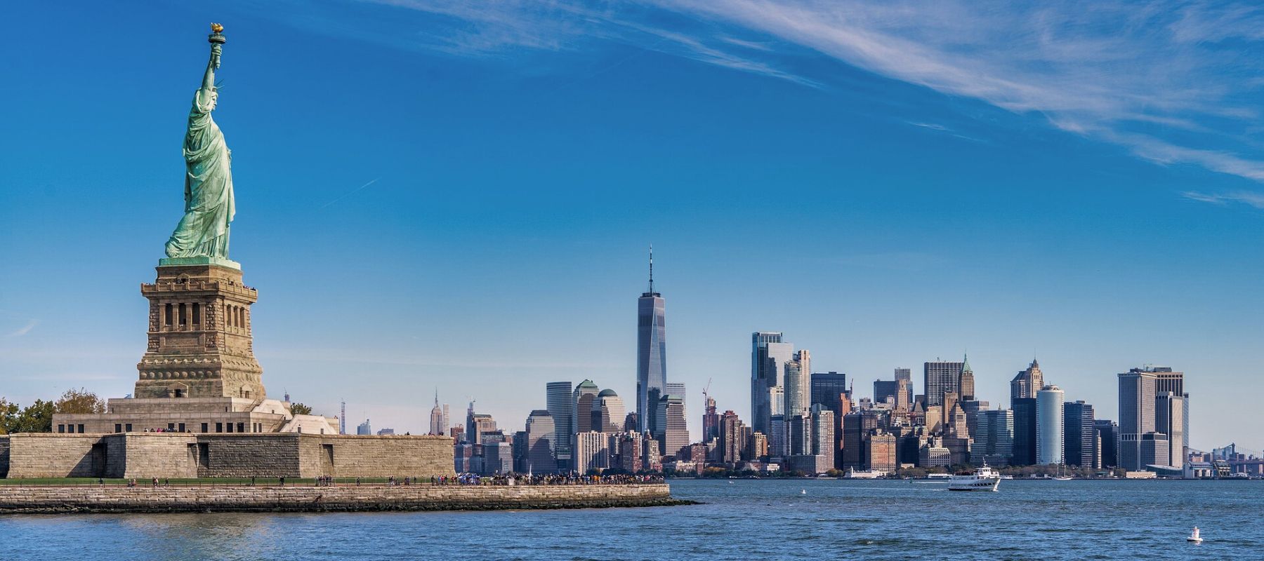 Statue of Liberty mit Blick auf die Skyline von New York City.