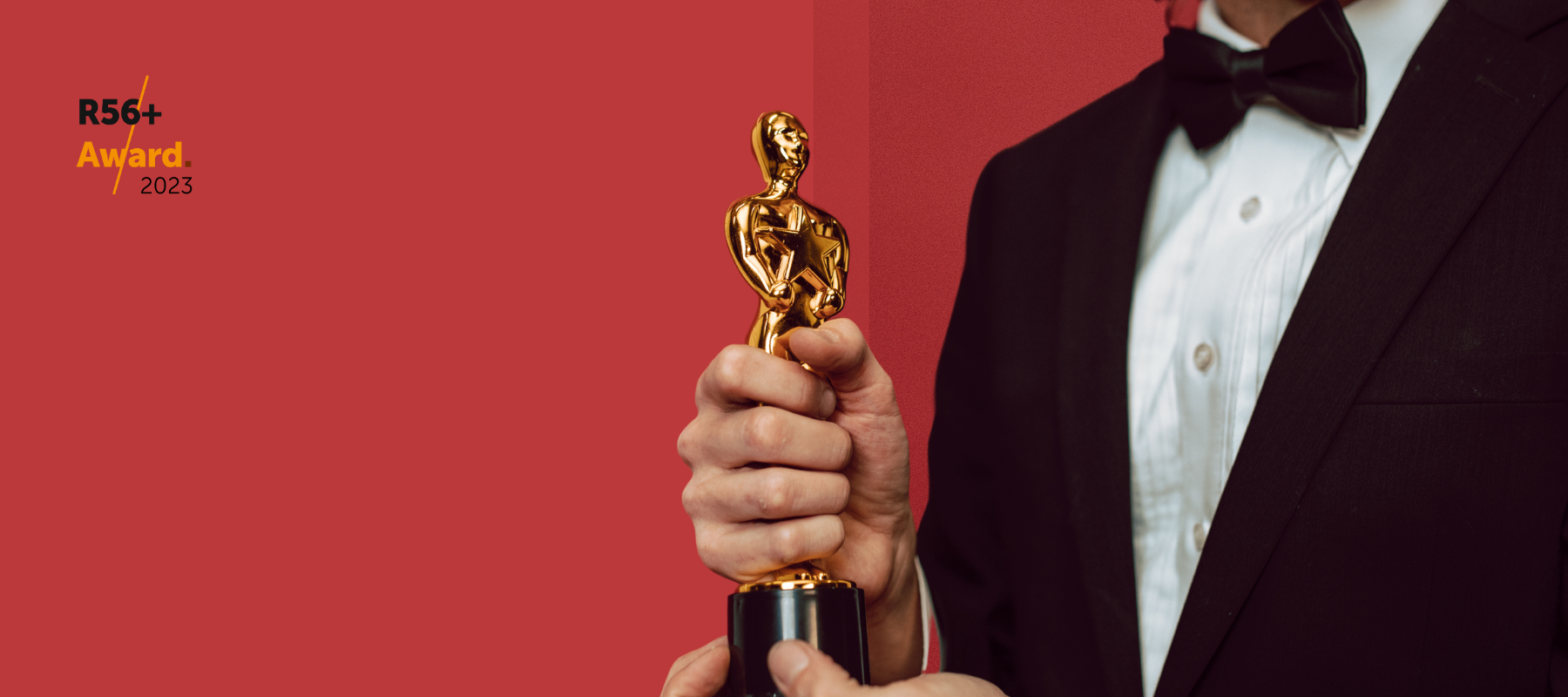 Das Logo des R56+ Award auf einem roten Hintergrund mit einem Mann im Smoking mit einem Award in der Hand.