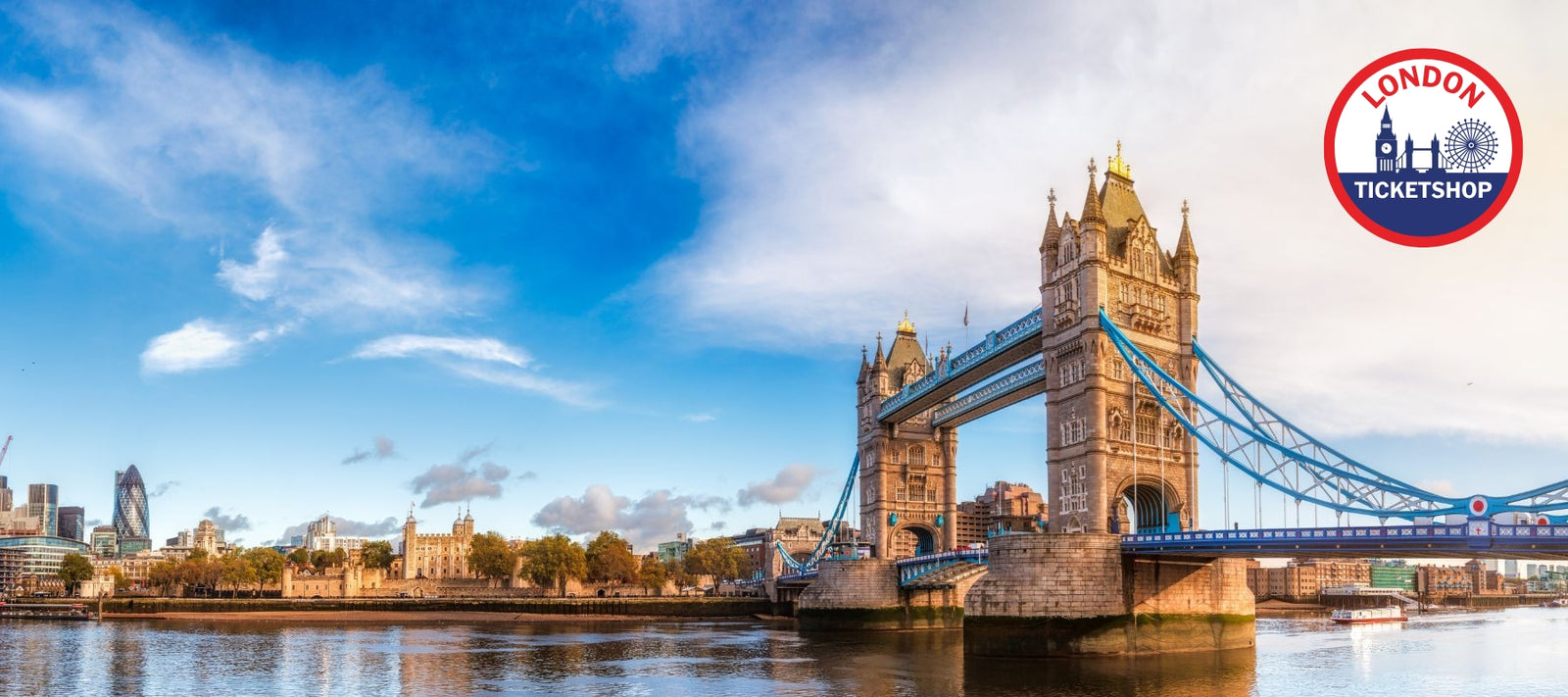 Tower Bridge in London über der Themse bei sonnigem Wetter. Oben rechts Logo des London Ticketshops mit Wahrzeichen der Stadt.