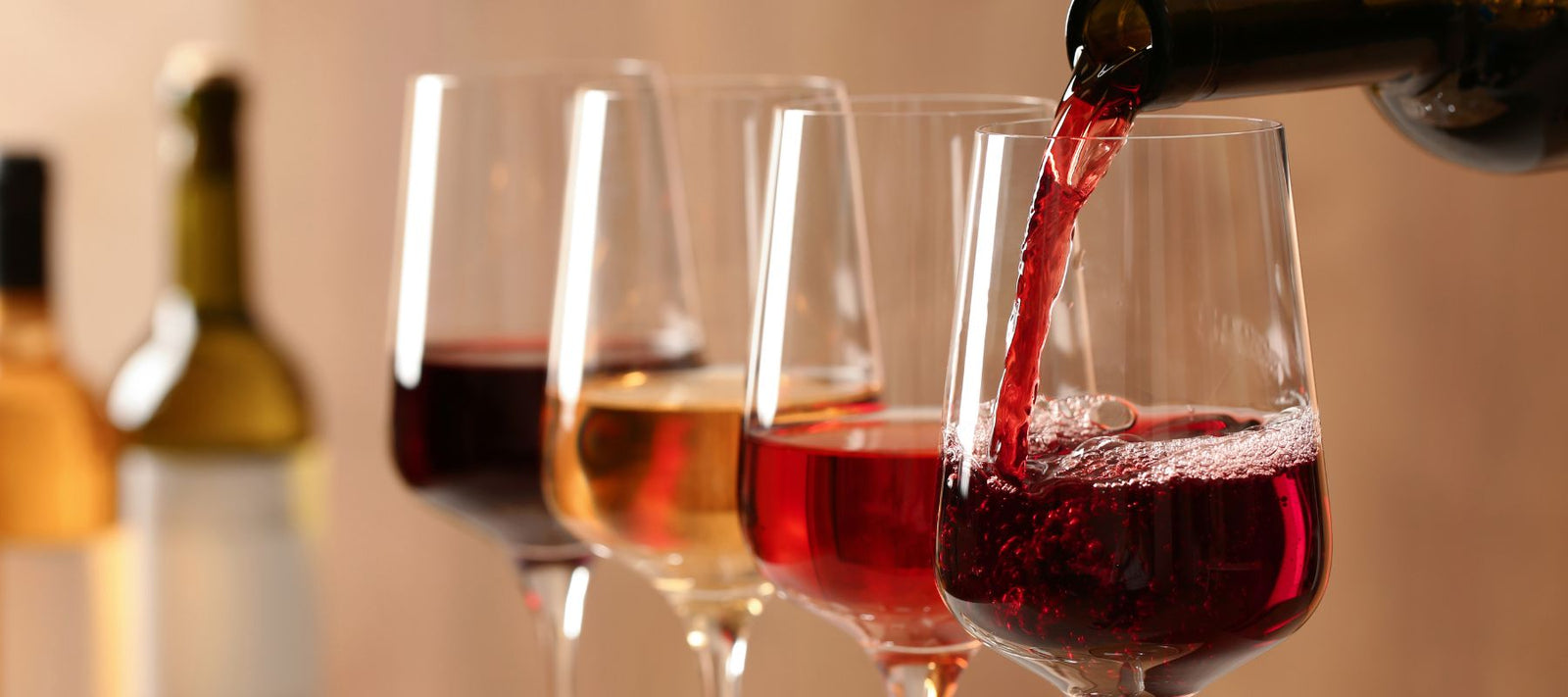 Ein Bild von mehreren Gläsern Wein. 