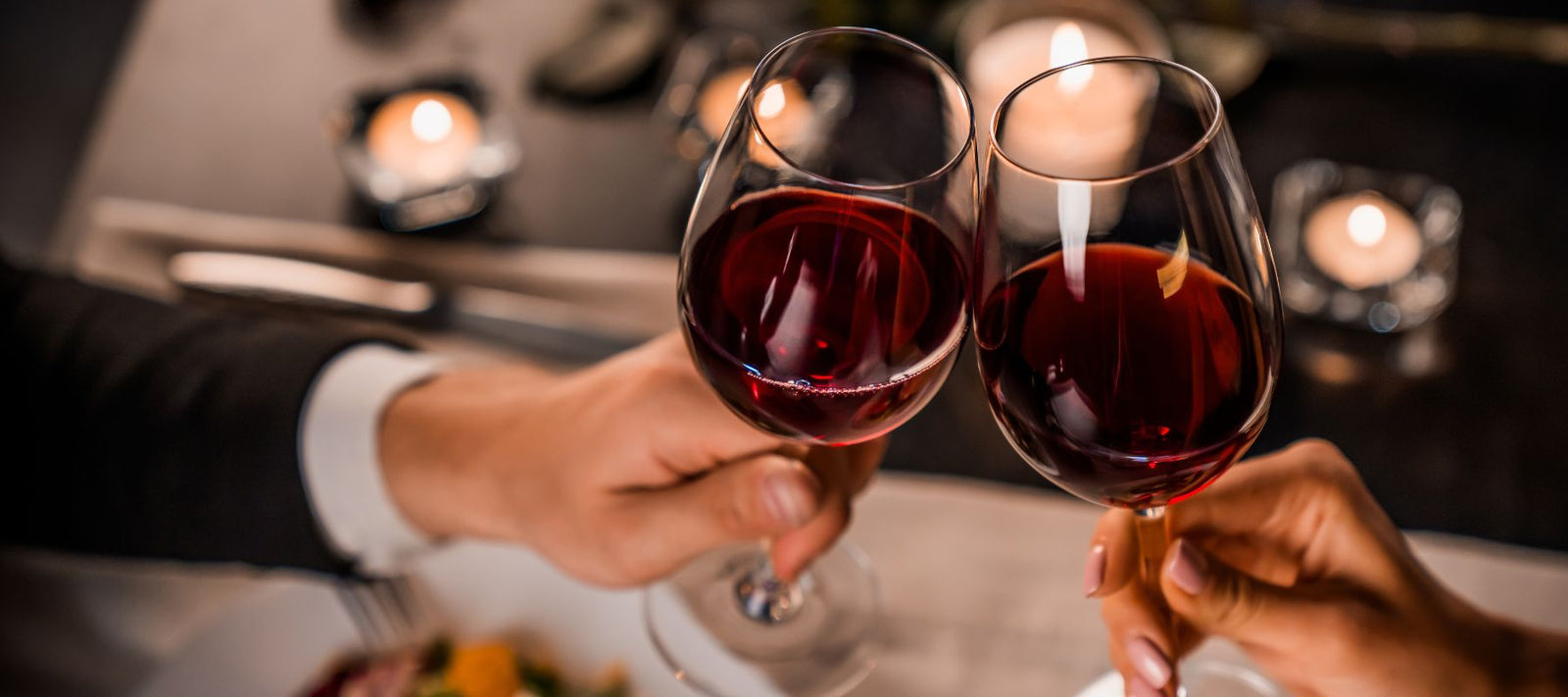 Ein Bild von zusammenstoßenden Weingläsern. 