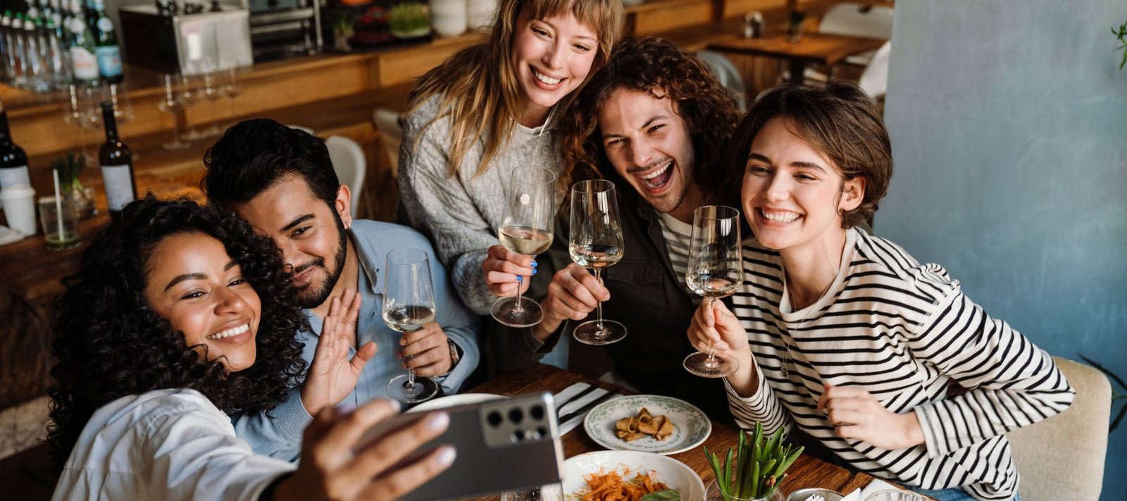 Eine glückliche Freundesgruppe mit Weingläsern in der Hand. 