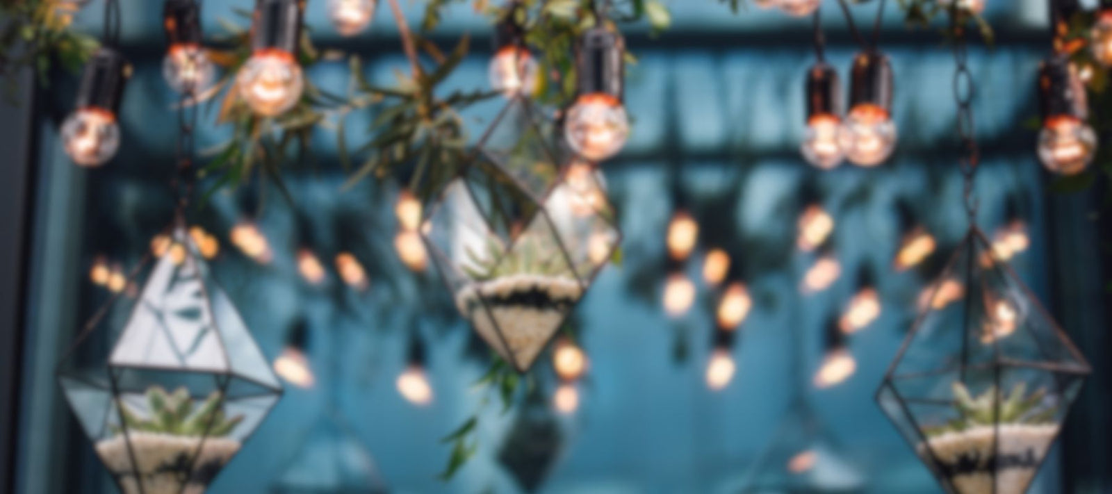 Ein verschwommener Blick auf Deckenleuchten und Deckendekoration.