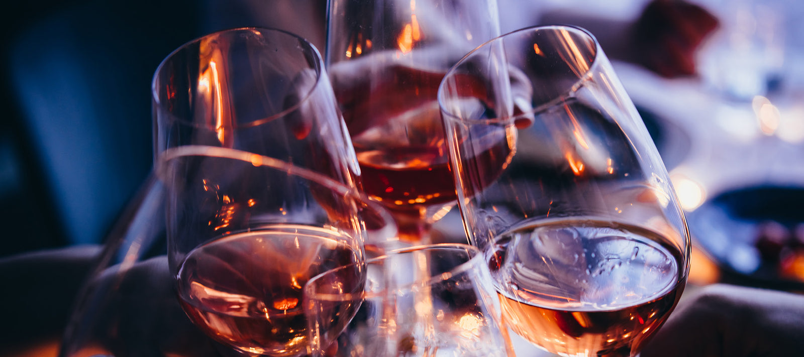 4 Personen die mit Wein Anstoßen 