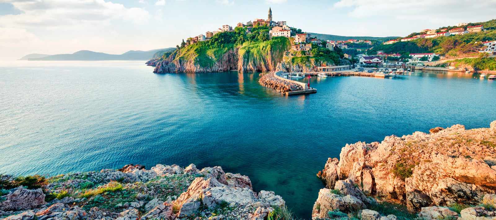 Küste mit einer Ortschaft im Hintergrund 