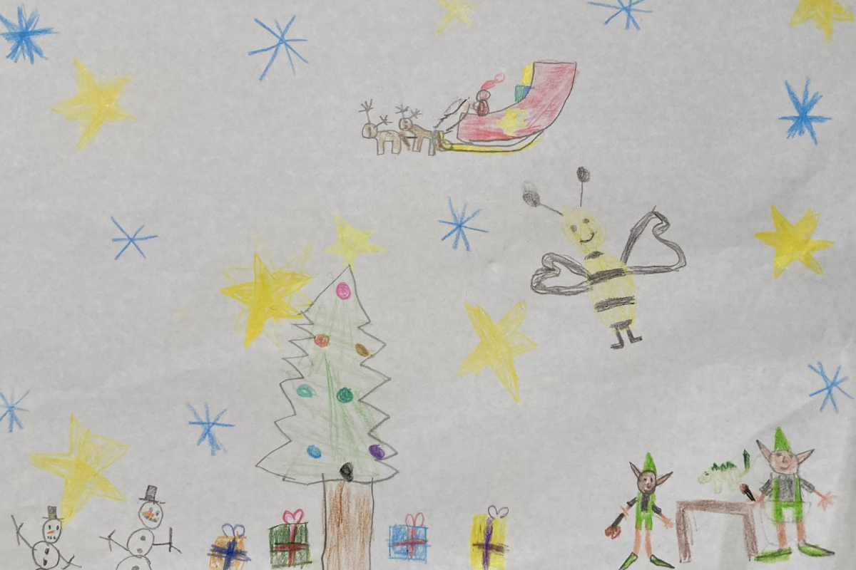 Summi fliegt, unter ihr befindet sich ein Weihnachtsbaum mit vielen Geschenken und zwei Weihnachtselfen.