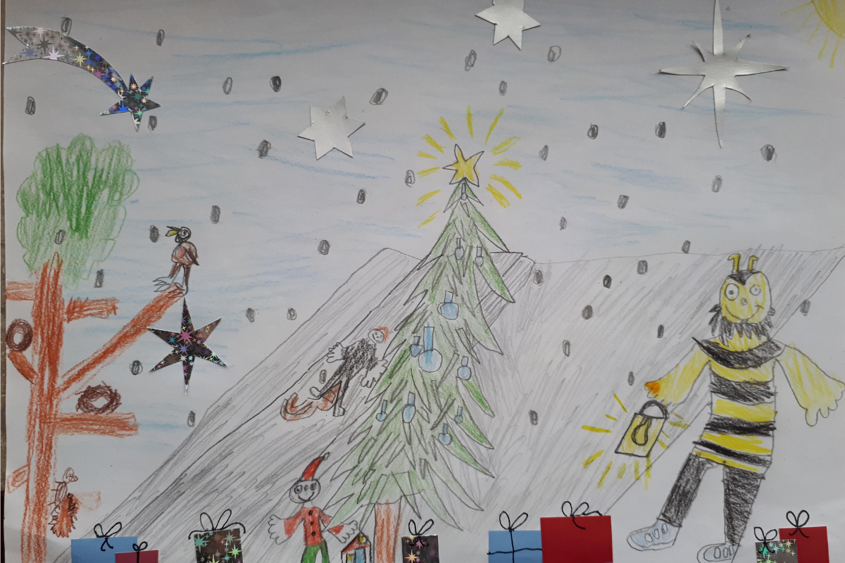 Summi an einem Weihnachtsbaum mit vielen Geschenken und mit zwei Weihnachtselfen
