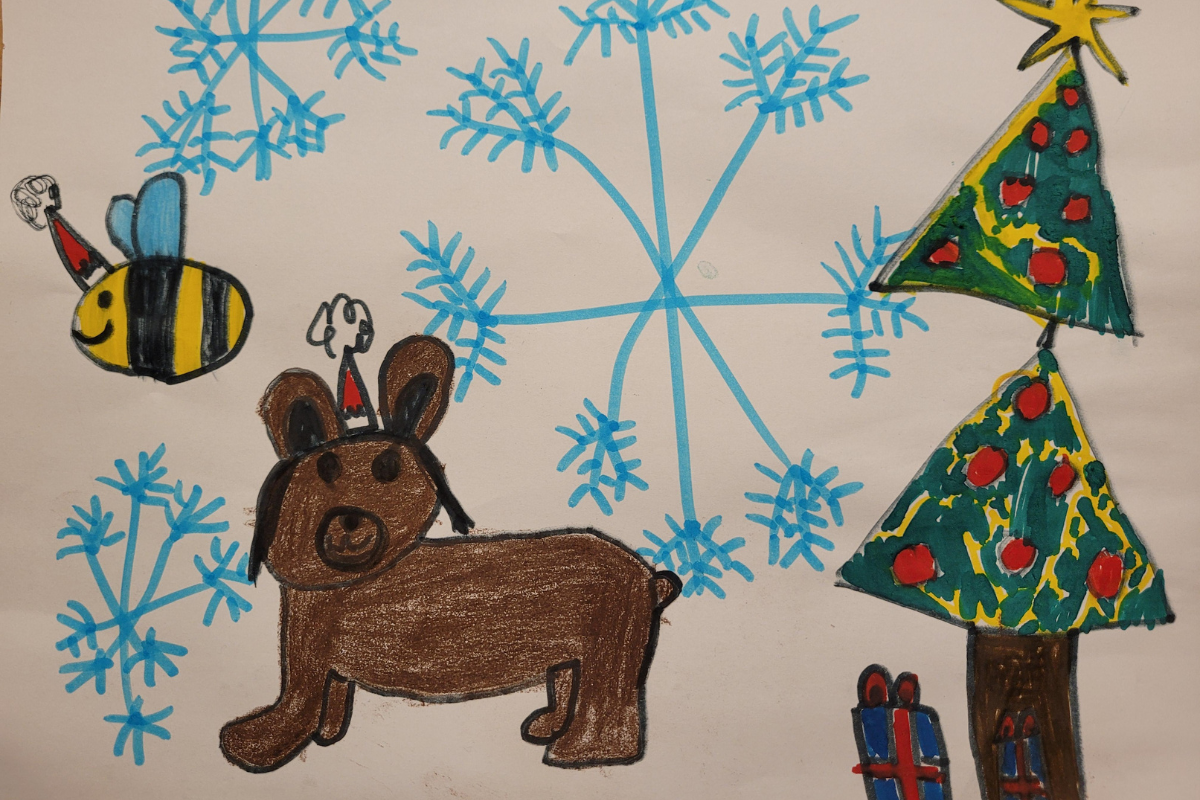 Summi fliegt über einem Hund, und rechts steht ein Weihnachtsbaum mit vielen Geschenken.