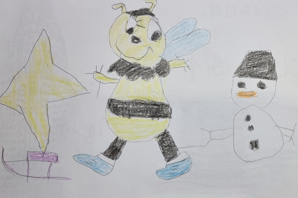 rechts sieht man einen Schneemann, in der Mitte ist Summi und links ist ein Schlitten mit einem Stern