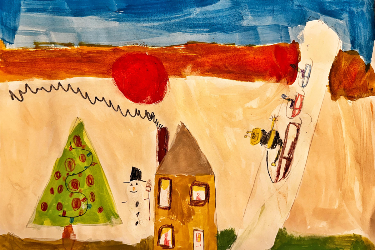Summi, wie sie mit einem Schlitten einen Berg hinunterfährt, in der Mitte ein Haus mit einem Schneemann