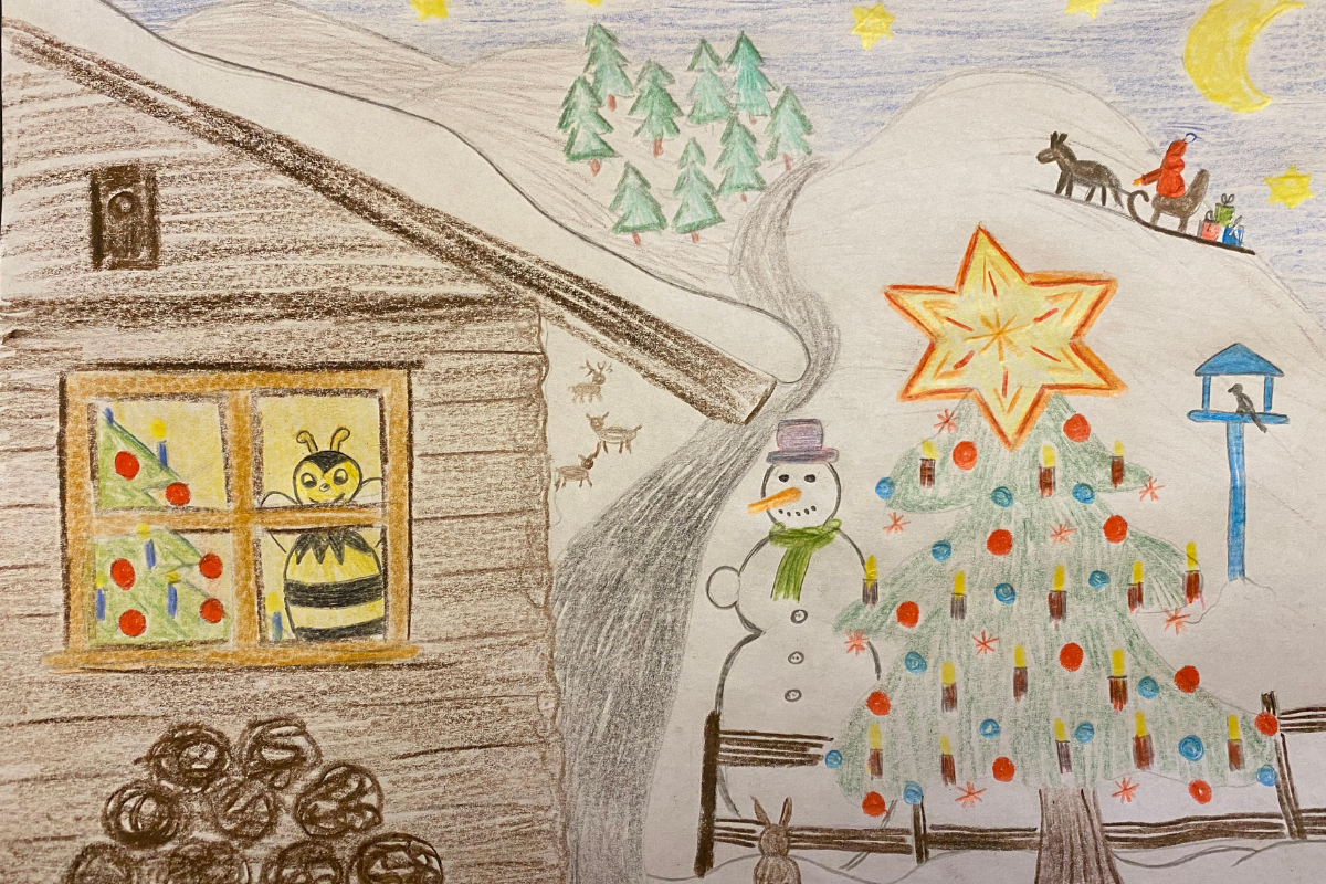 Summi in einem Haus, in dem Garten steht ein Weihnachtsmann und ein Tannenbaum 