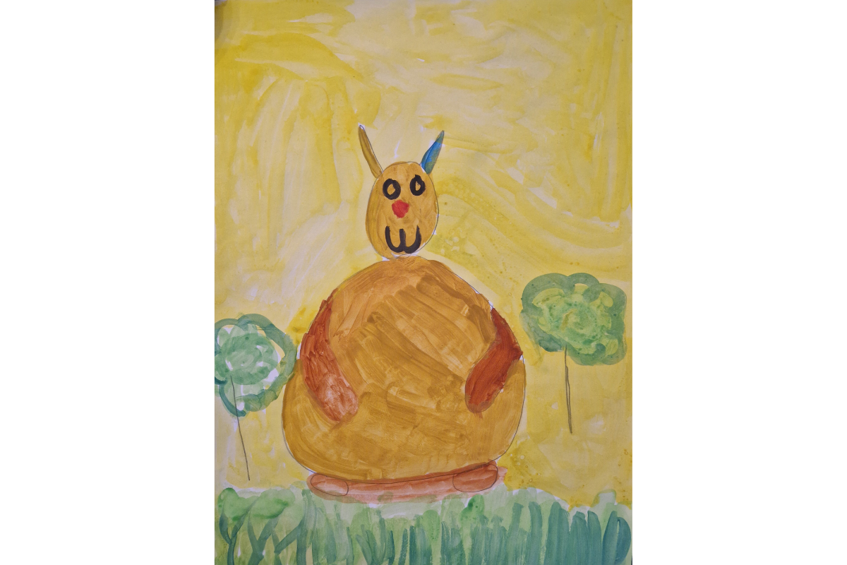 Ein Hase auf einem grünen Feld mit ein paar Bäumen und warmen Sonnenstrahlen – gemalt für den Summi-Frühlingsmalwettbewerb.