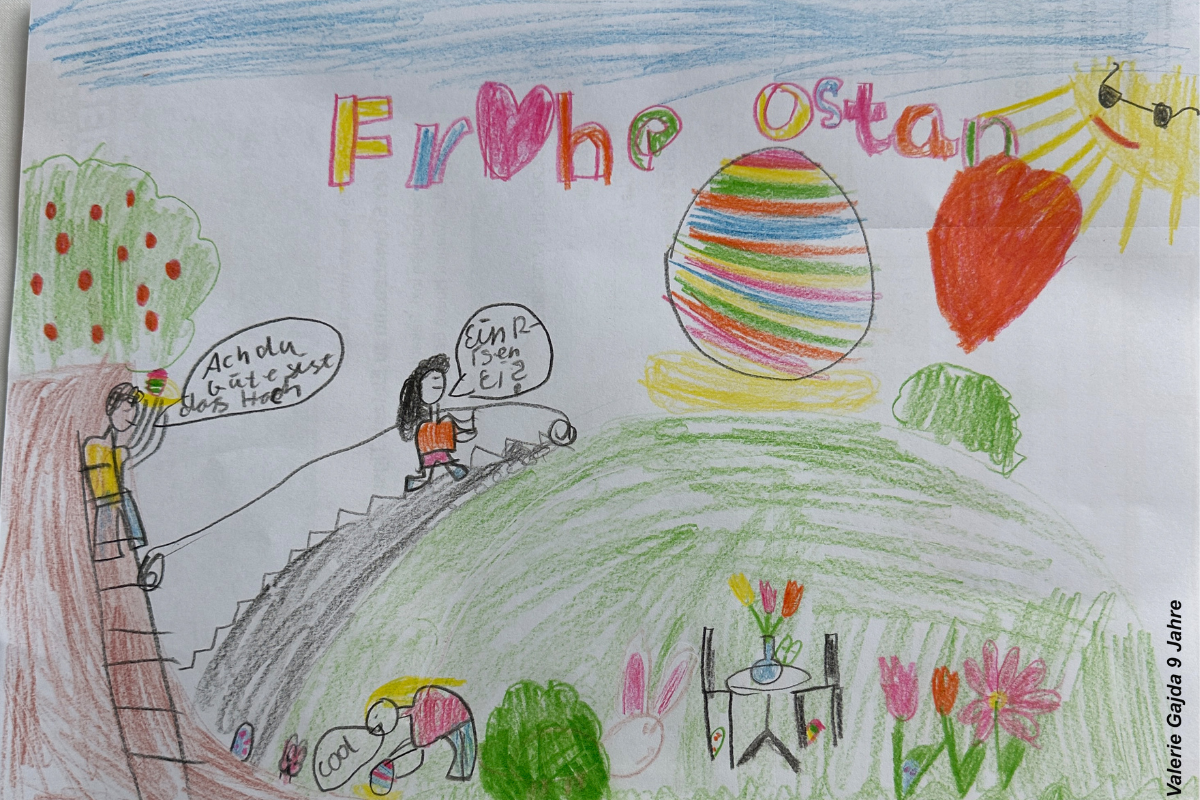 Drei Personen entdecken ein riesiges, buntes Osterei auf einer Frühlingswiese mit Blumen, Hase und Sonne–fröhlich gezeichnet für den Summi Frühlingsmalwettbewerb.