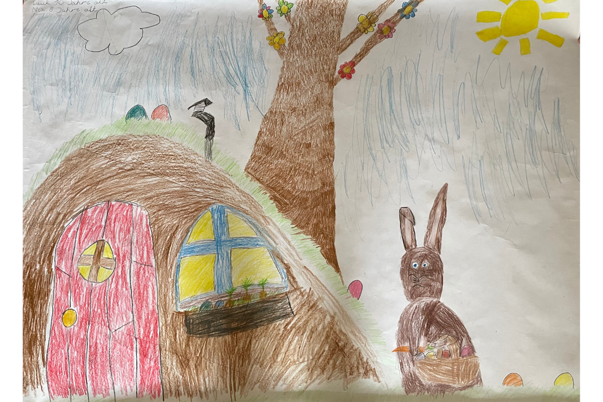 Ein Hase ist vor seiner Hütte und sucht Ostereier