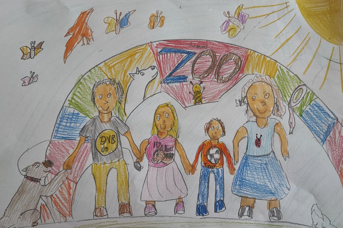 Ein Familienbild, das vor einem ZOO-Schriftzug gemalt wurde. Es zeigt vier Personen, die sich an den Händen halten, mit einem Hund an der Leine. Über ihnen fliegen bunte Schmetterlinge, und ein großer gelber Sonnenstrahl scheint von oben rechts.