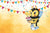 Summi mit einem Cupcake in der Hand auf einem Gelben Hintergrund