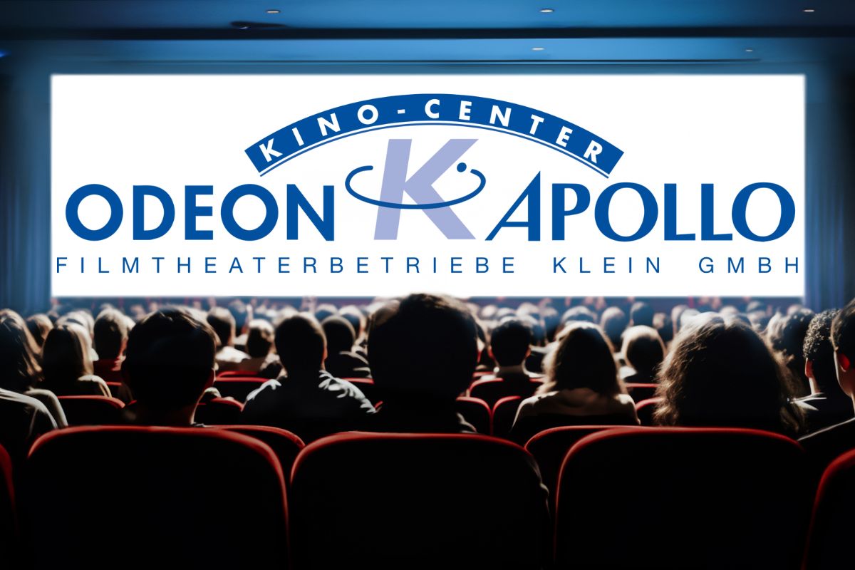 Blick in ein vollbesetztes Kino auf der Leinwand das Logo der Filmtheaterbetriebe Klein.