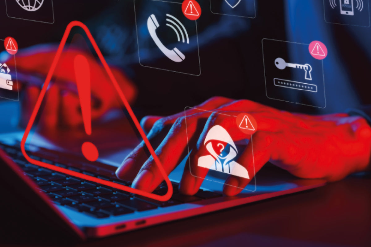 Laptop mit Warnsymbolen wie Hacker-Icon und Ausrufezeichen, zeigt digitale Bedrohungen und Cyberrisiken