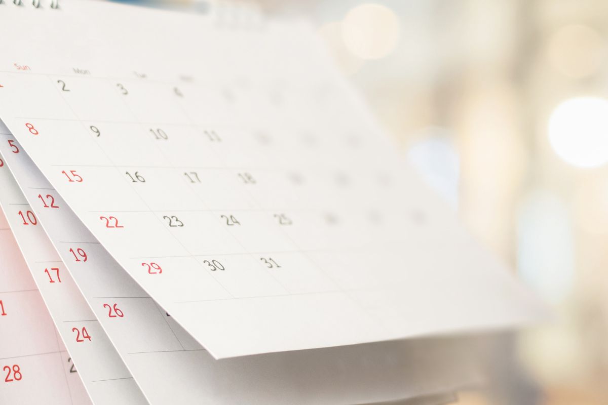 Ein Printkalender, der umgeblättert wird.