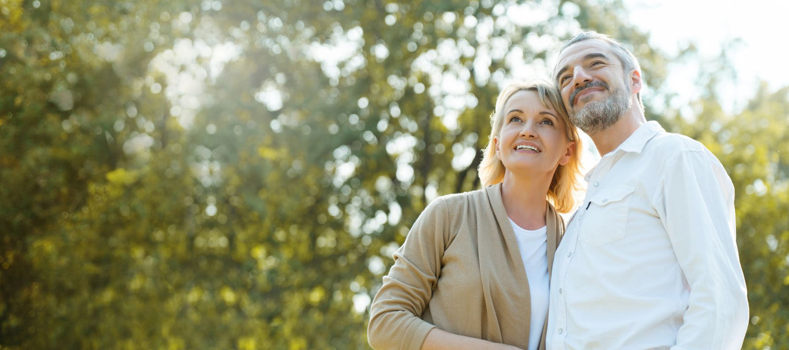Ehepartner genießen die Luft der Natur