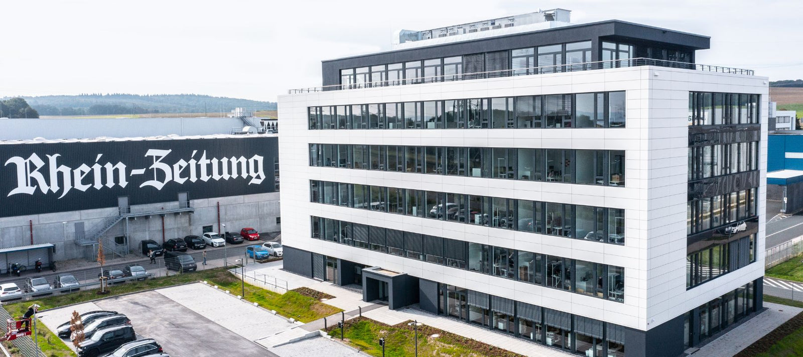 Das neue und moderne Verlagshaus der Mittelrhein-Verlag GmbH in weiß und grau.