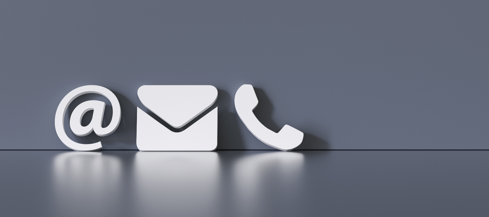 Das Telefon- Mail- und @-Symbol in einem blauem Raum.