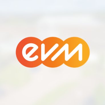 Logo der evm. weiße Schrift, der Hintergrund in verschiedenen Orangetönen.