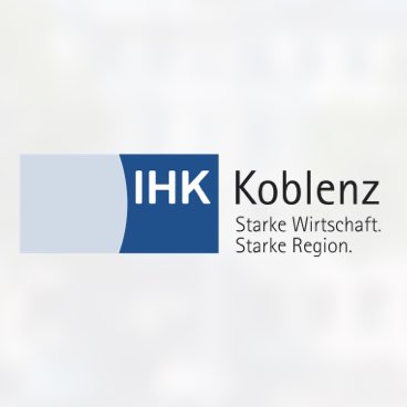 Logo der IHK Koblenz. Links ein Rechteck in verschiedenen Blautönen, die Schrift "IHK" in weiß. Rechts in schwarz "Koblenz - Starke Wirtschaft. Starke Region."