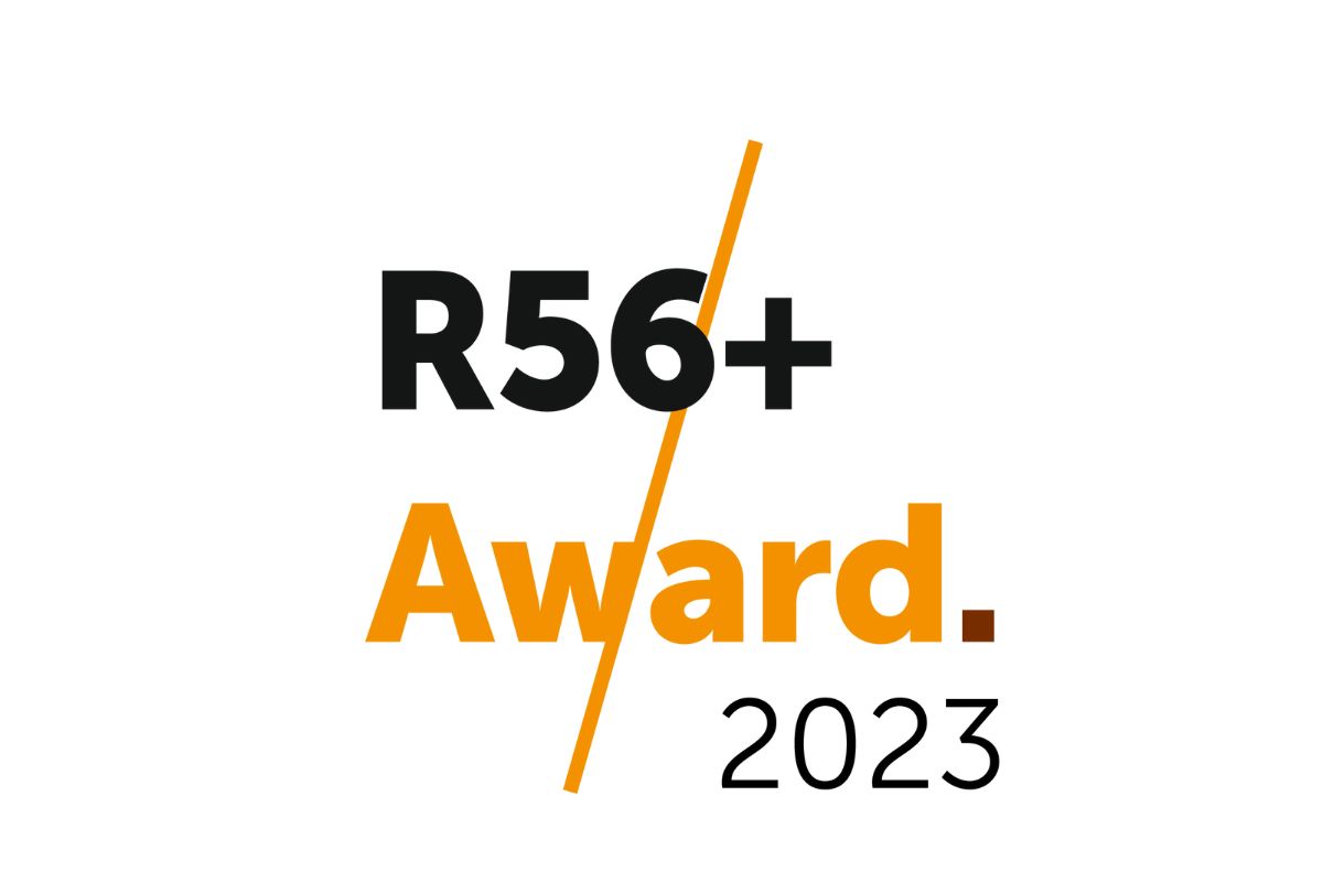 Das Logo des R56+ Award als Schriftzug in orange und schwarz.