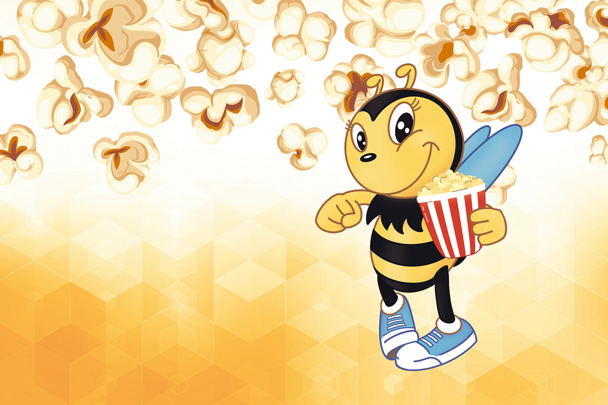 Die Summi Spaßbiene hält eine Tüte Popcorn in der Hand und freut sich auf den nächsten Film.